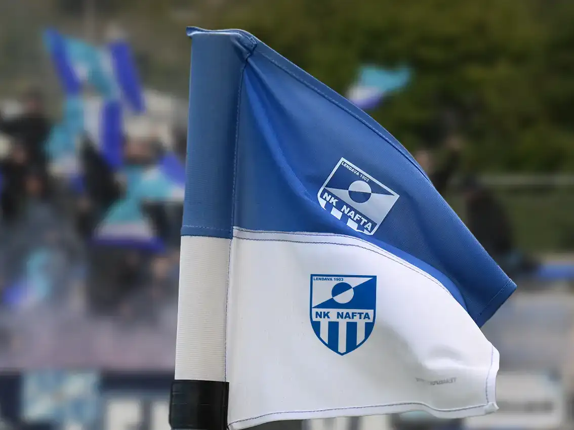 Navijaška zastava NK Nafta 1903 pred tribuno v Lendavi