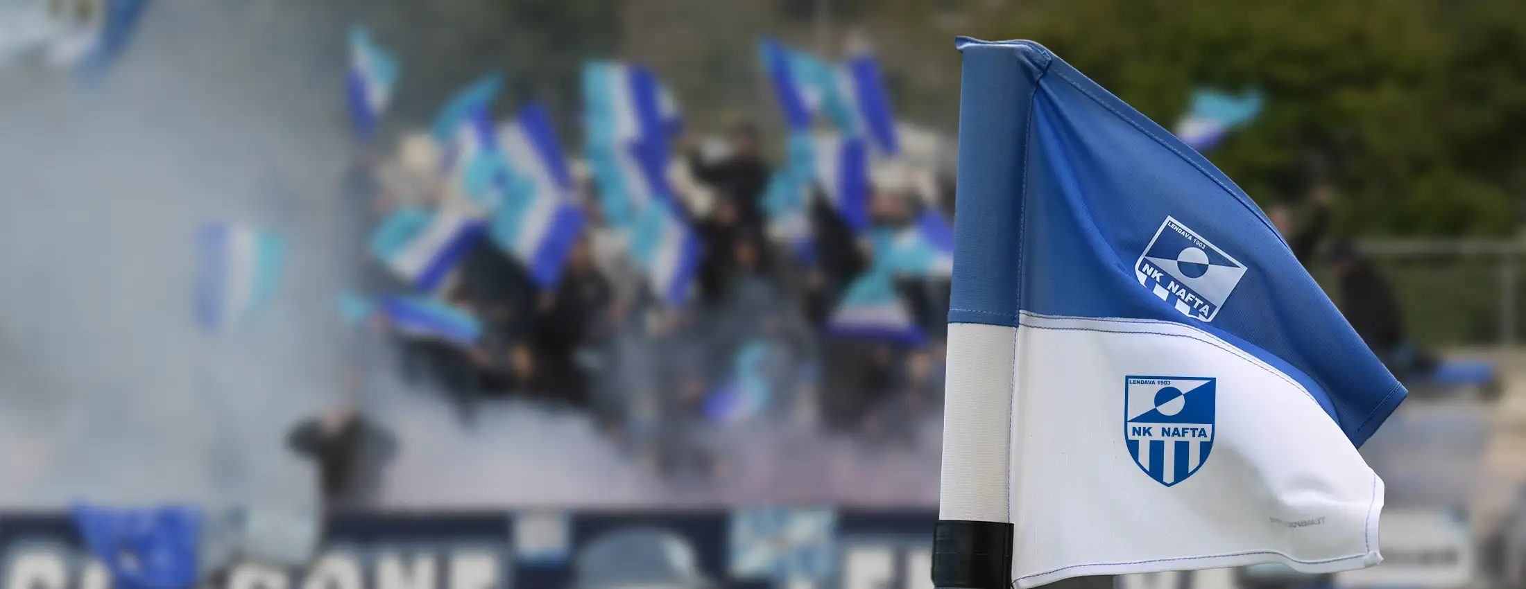 Navijaška zastava Navijaška zastava NK Nafta 1903 pred tribuno v Lendavi