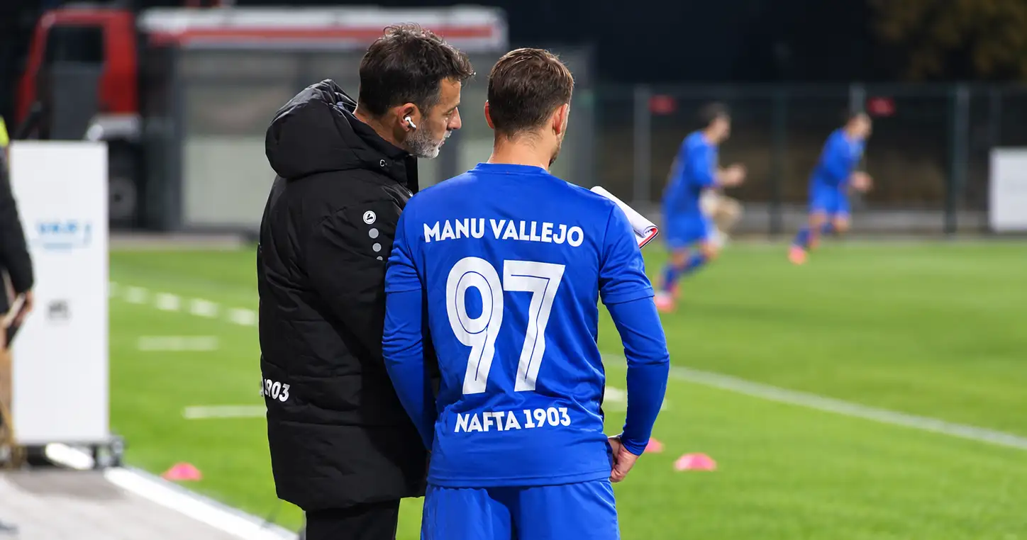 Manu Vallejo je nova okrepitev Nafte 1903. Nekdanji član Valencie bo v Lendavi nosil dres s številko 97. Manu Vallejo je nova okrepitev Nafte 1903. Nekdanji član Valencie bo v Lendavi nosil dres s številko 97.Aluminijv 3